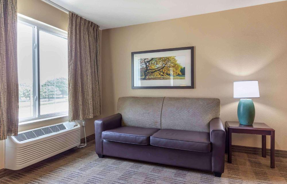 Deluxe Studio with 1 Queen Bed - Non-Smoking interior